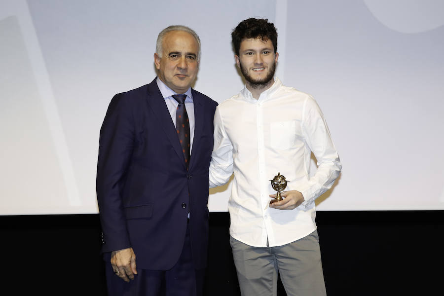 La atleta Marta Guijo, la jugadora de hockey sobre hielo Clara Hernández del Río, el atleta Miguel Delgado y el equipo de voleibol femenino de la Universidad de Salamanca fueron galardonados como mejores deportistas universitarios