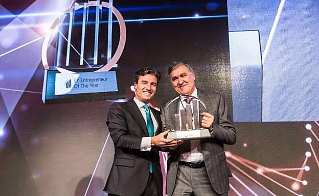 Federioco Linares, (izda) entrega el premio a Juan Miguel Martínez Gabaldón. 