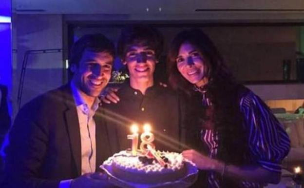 Raúl y Mamen, con su hijo Jorge en el centro. 