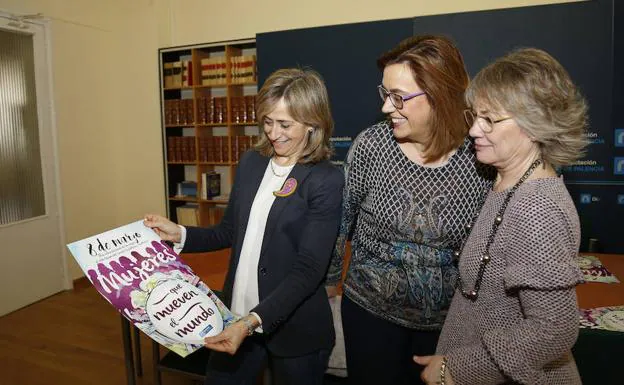 La diputada y alcaldesa de Baltanás, María José de la Fuente, muestra el cartel a la presidenta de la Diputación, Ángeles Armisén, y a la diputada María José Ortega. 