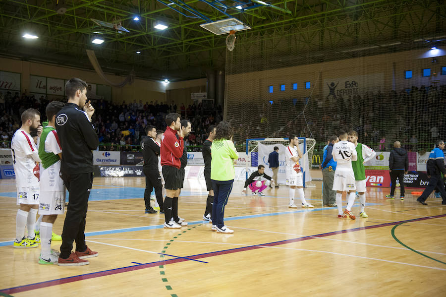 Jugadores de ámbos equipos, técnicos y árbitros observan preocupados la situación. 