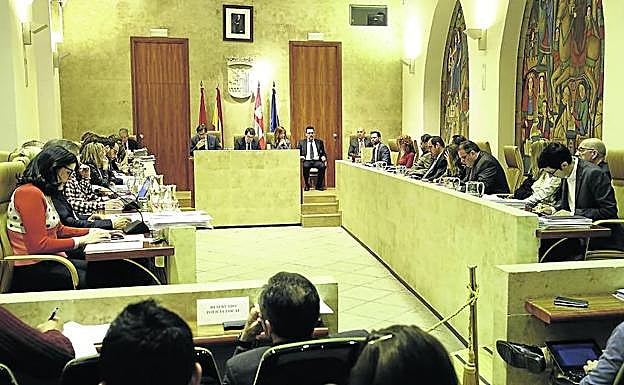 Un momento de la sesión plenaria que celebraron ayer los concejales de la corporación local en el Ayuntamiento de Salamanca.