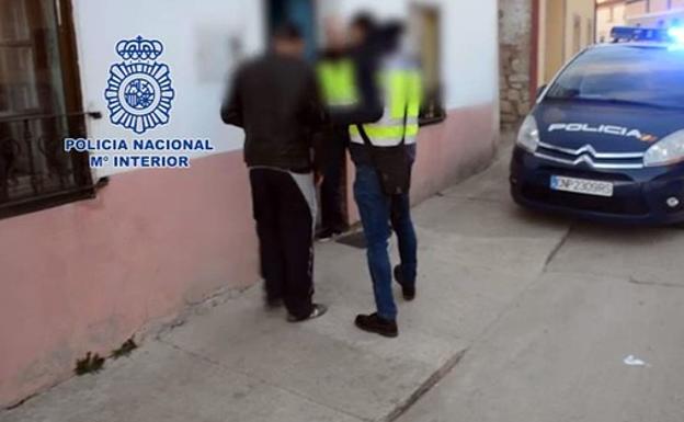 Agentes de la Plicía Nacional, durante el registro de una de las viiendas en la denominada Operación Novillo. 