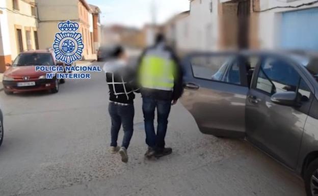 Detención de una mujer presuntamente implicada en la venta de las menores. 