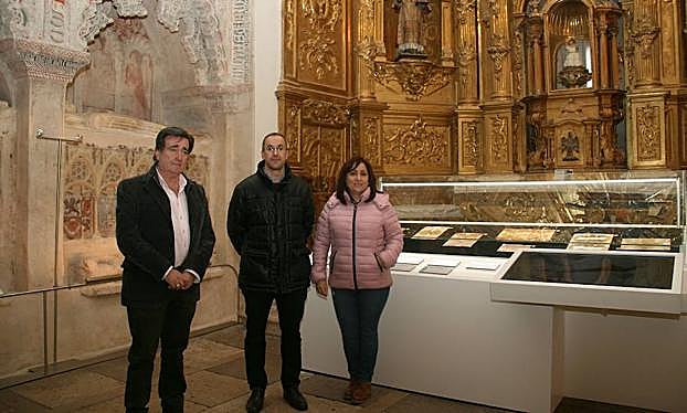 El alcalde, Jesús García, el párroco, Emilio Calvo, y la concejala de Turismo, Nuria Fernández, ante una de las vitrinas. 