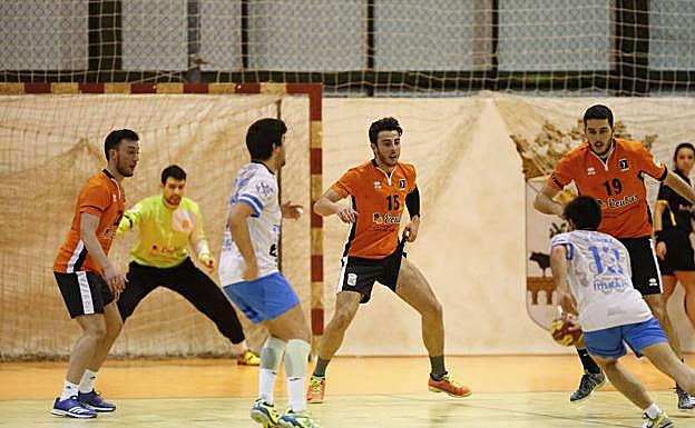 Acción defensiva del Ecubús BM Ciudad de Salamanca ante el Avilesina.