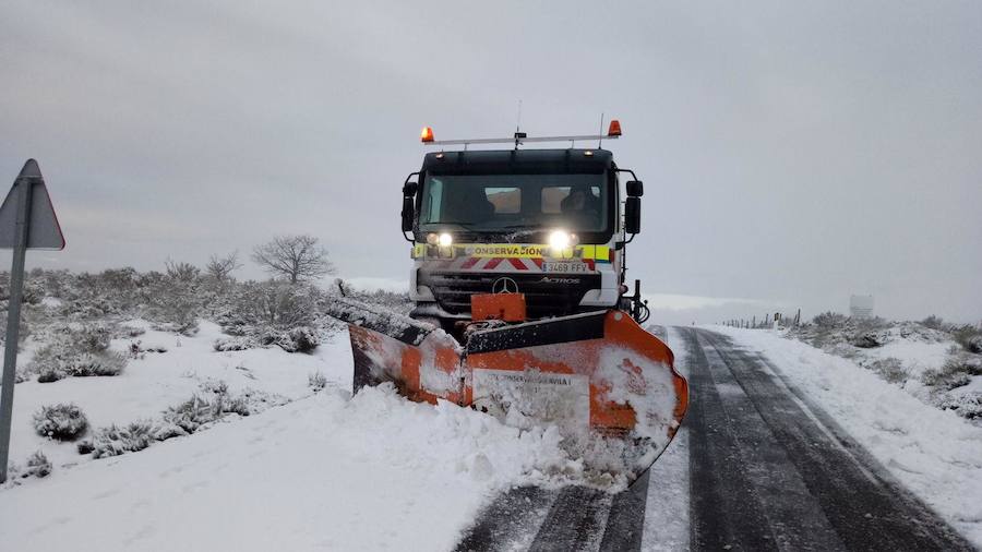 Una de las máquinas de la Diputación actúa en una de las vías afectadas por la nieve. 