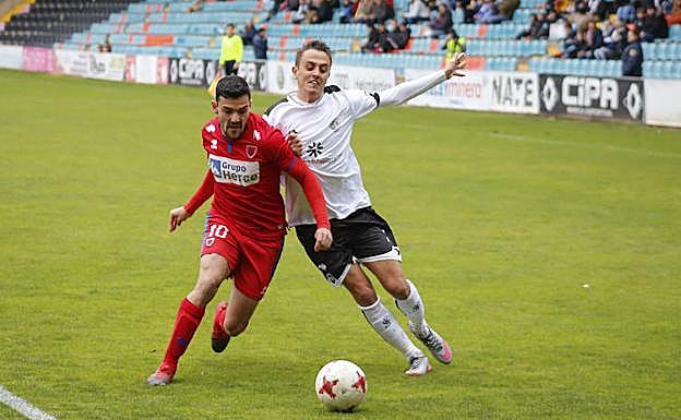 Vallejo, del Numancia, se interpone en el camino de Garban, del Salmantino.