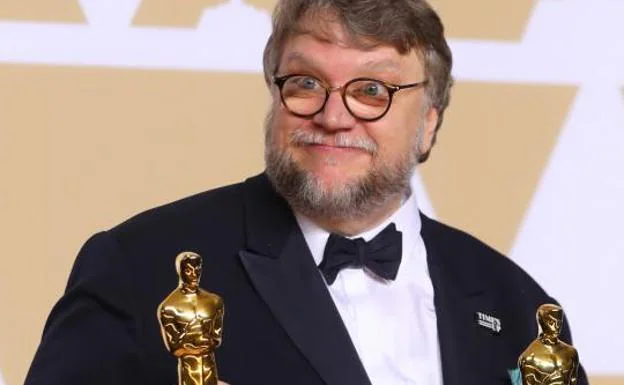 Guillermo del Toro, con los dos Oscars conseguidos.