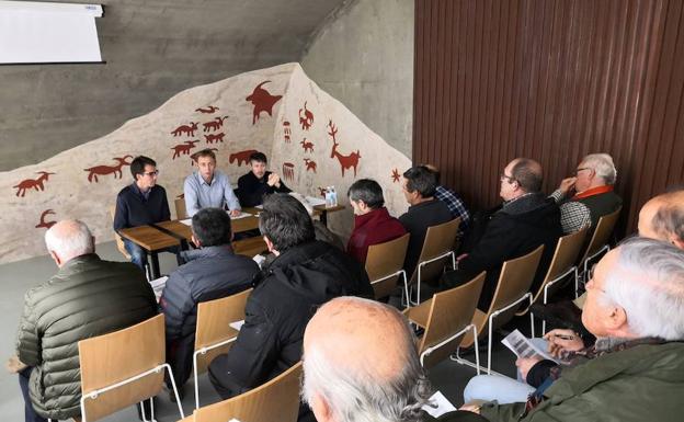 Asistentes al acto minutos antes de la subasta. 