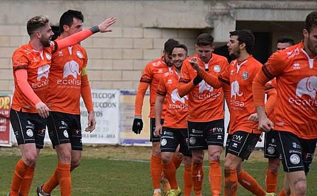 Los jugadores de Unionistas felicitan a Diego Abd por su golazo ante la Cebrereña. 