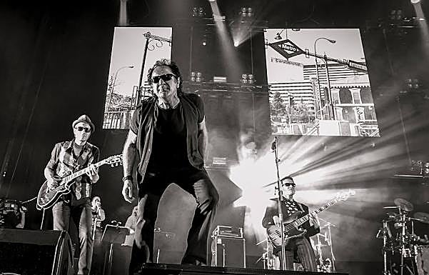 Johnny Cifuentes, al frente de los Burning. 