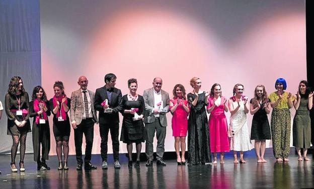 Participantes en la gala celebrada el sábado en La Cistérniga, con el alcalde, Mariano Suárez, en el centro.