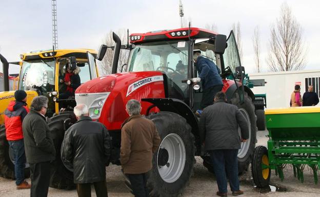 Varias personas ante uno de los últimos modelos de tractor agrícola. 