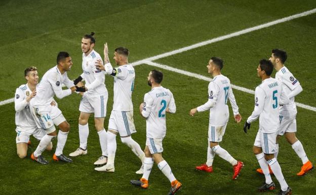 Los futbolistas del Real Madrid celebran el gol de Casemiro. 