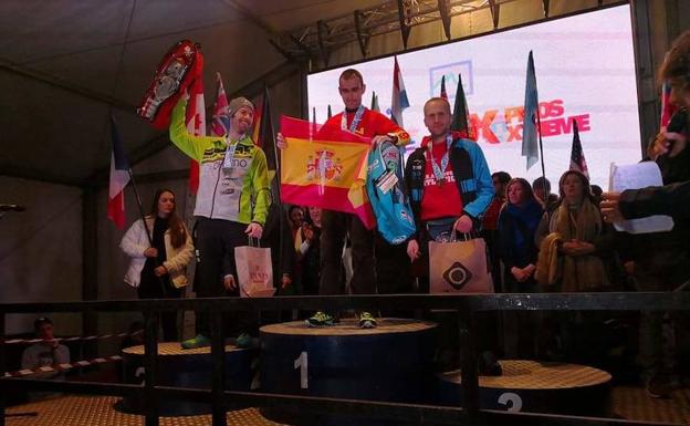 David López Castán, en lo más alto del podio en su categoría, con la bandera española.