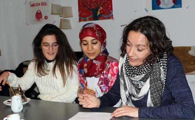 Cristina, Karima y Almudena conversan sobre la huelga del 8 de marzo. 