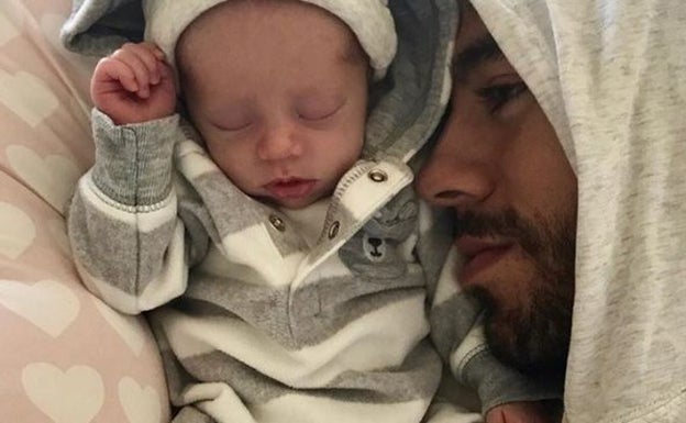 Enrique Iglesias con uno de sus bebés. 