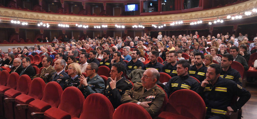 El cuerpo de Bomberos celebró su día grande entre medallas y reivindicaciones. El acto servió como homenaje a los miembros recien jubilados y permitió al jefe del servicio reclamar más plantilla para mantener su alto índicen de rendimiento.