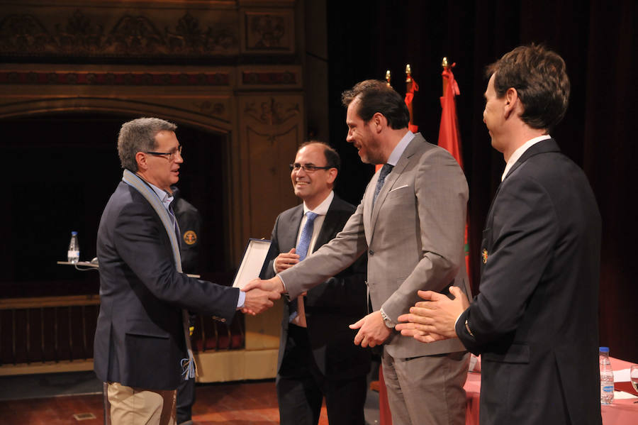 El cuerpo de Bomberos celebró su día grande entre medallas y reivindicaciones. El acto servió como homenaje a los miembros recien jubilados y permitió al jefe del servicio reclamar más plantilla para mantener su alto índicen de rendimiento.