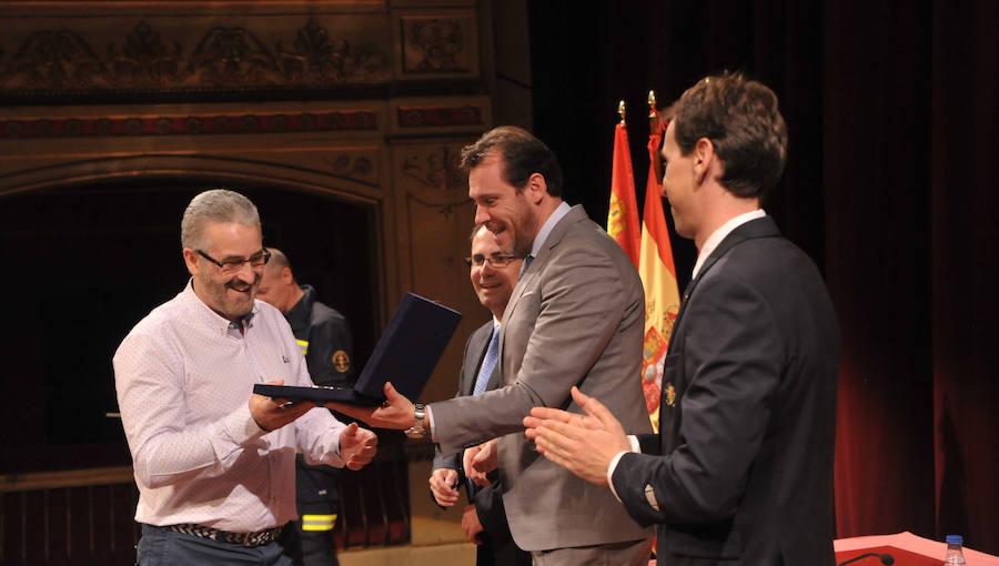 El cuerpo de Bomberos celebró su día grande entre medallas y reivindicaciones. El acto servió como homenaje a los miembros recien jubilados y permitió al jefe del servicio reclamar más plantilla para mantener su alto índicen de rendimiento.