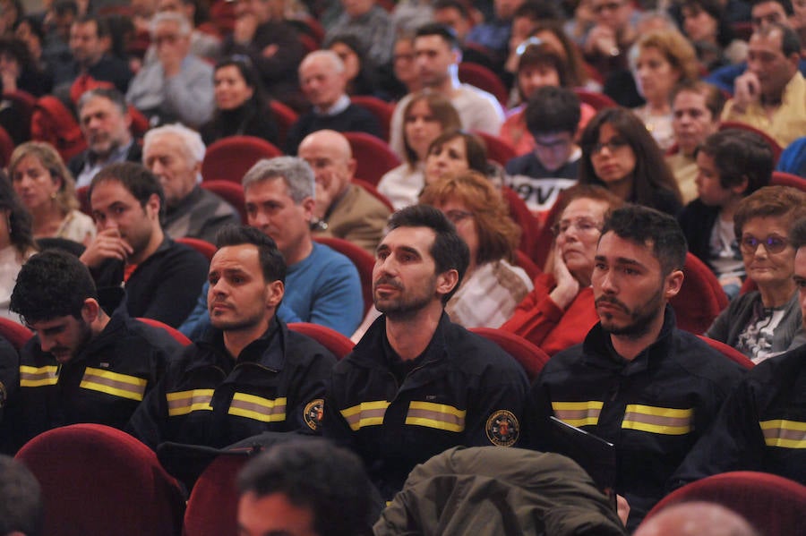 El cuerpo de Bomberos celebró su día grande entre medallas y reivindicaciones. El acto servió como homenaje a los miembros recien jubilados y permitió al jefe del servicio reclamar más plantilla para mantener su alto índicen de rendimiento.