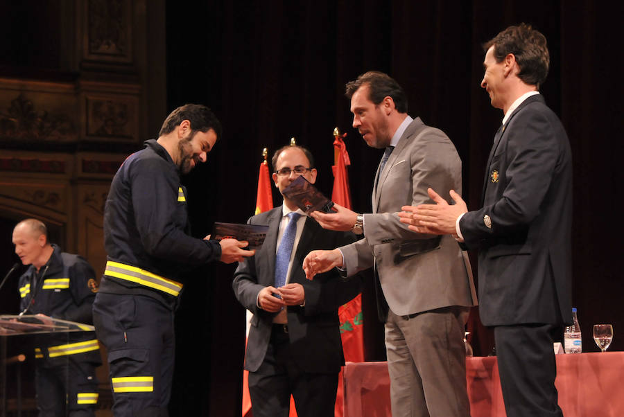 El cuerpo de Bomberos celebró su día grande entre medallas y reivindicaciones. El acto servió como homenaje a los miembros recien jubilados y permitió al jefe del servicio reclamar más plantilla para mantener su alto índicen de rendimiento.