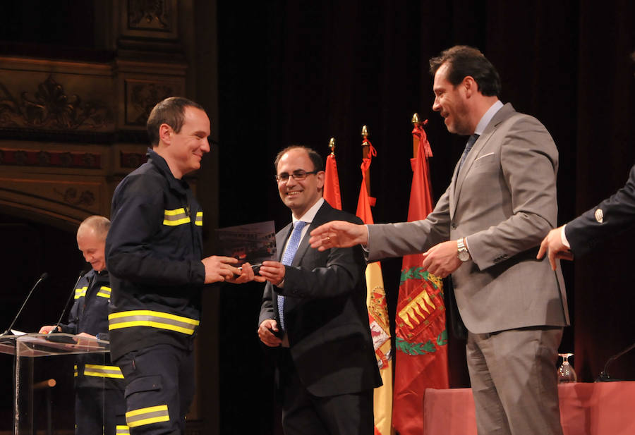 El cuerpo de Bomberos celebró su día grande entre medallas y reivindicaciones. El acto servió como homenaje a los miembros recien jubilados y permitió al jefe del servicio reclamar más plantilla para mantener su alto índicen de rendimiento.