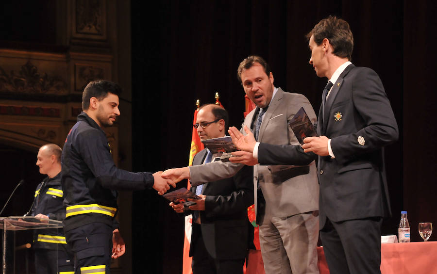 El cuerpo de Bomberos celebró su día grande entre medallas y reivindicaciones. El acto servió como homenaje a los miembros recien jubilados y permitió al jefe del servicio reclamar más plantilla para mantener su alto índicen de rendimiento.