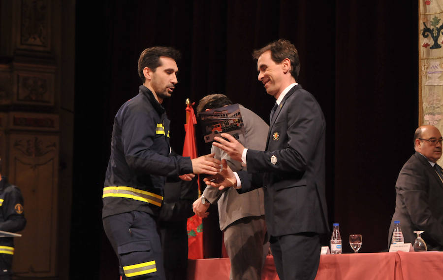 El cuerpo de Bomberos celebró su día grande entre medallas y reivindicaciones. El acto servió como homenaje a los miembros recien jubilados y permitió al jefe del servicio reclamar más plantilla para mantener su alto índicen de rendimiento.