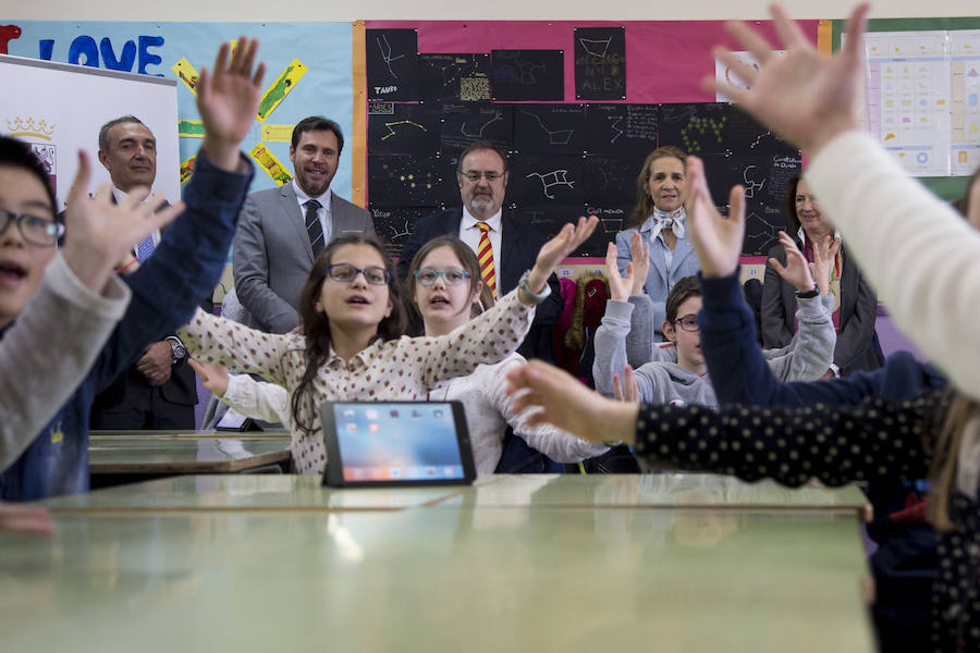 La infanta Elena acude a la presentación del programa educativo Talleres Controla TIC, de la Fundación Mapfre.