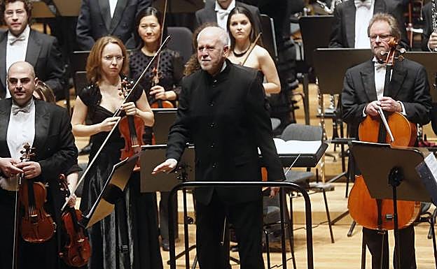 Jesús López Cobos, al frente de más de 200 músicos, en el Auditorio Miguel Delibes de Valladolid.