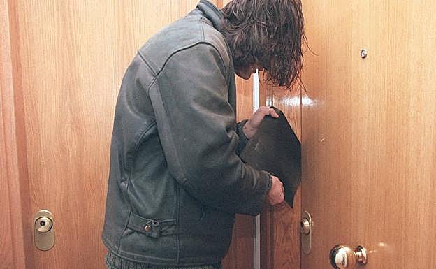 Tres años de cárcel y expulsión de España para los cuatro acusados de robar en viviendas