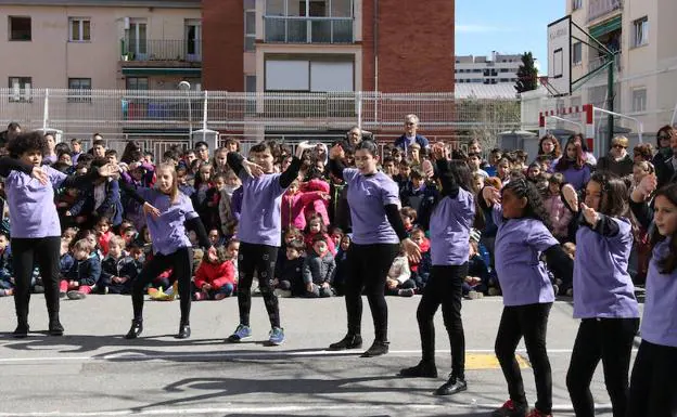 Coreografía de los escolares del colegio Villapando por la igualdad.