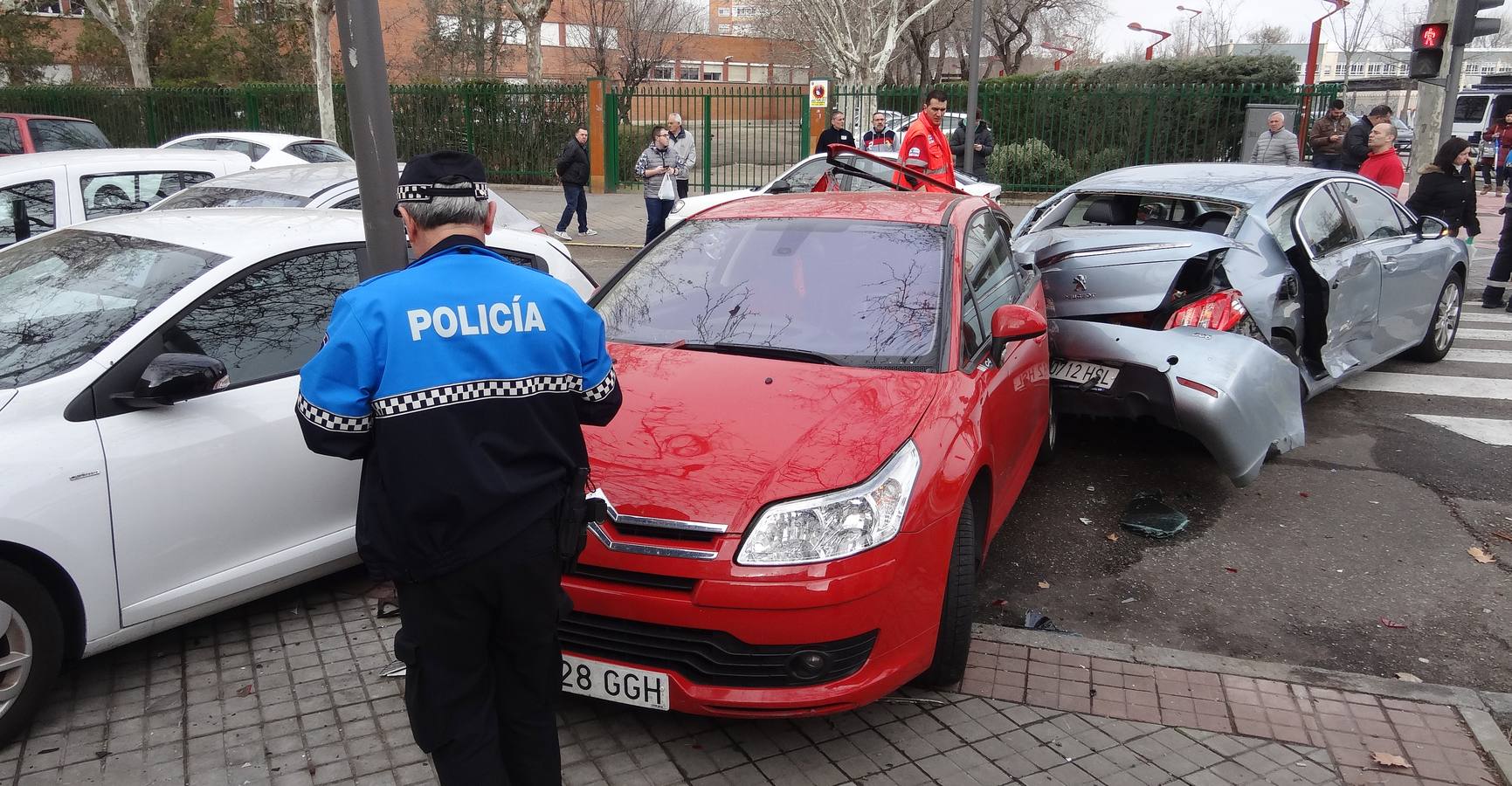 Una ambulancia ha chocado con un vehículo, y este tras el impacto, se ha empotrado contra varios coches que estaban estacionados