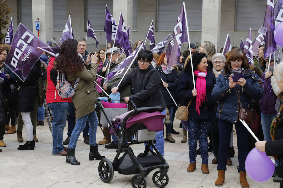 Fotos: Concentración de UGT y CCOO de Palencia por el Día de la Mujer