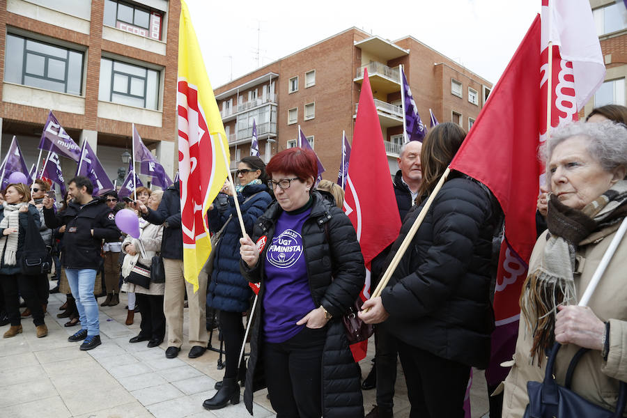 Fotos: Concentración de UGT y CCOO de Palencia por el Día de la Mujer