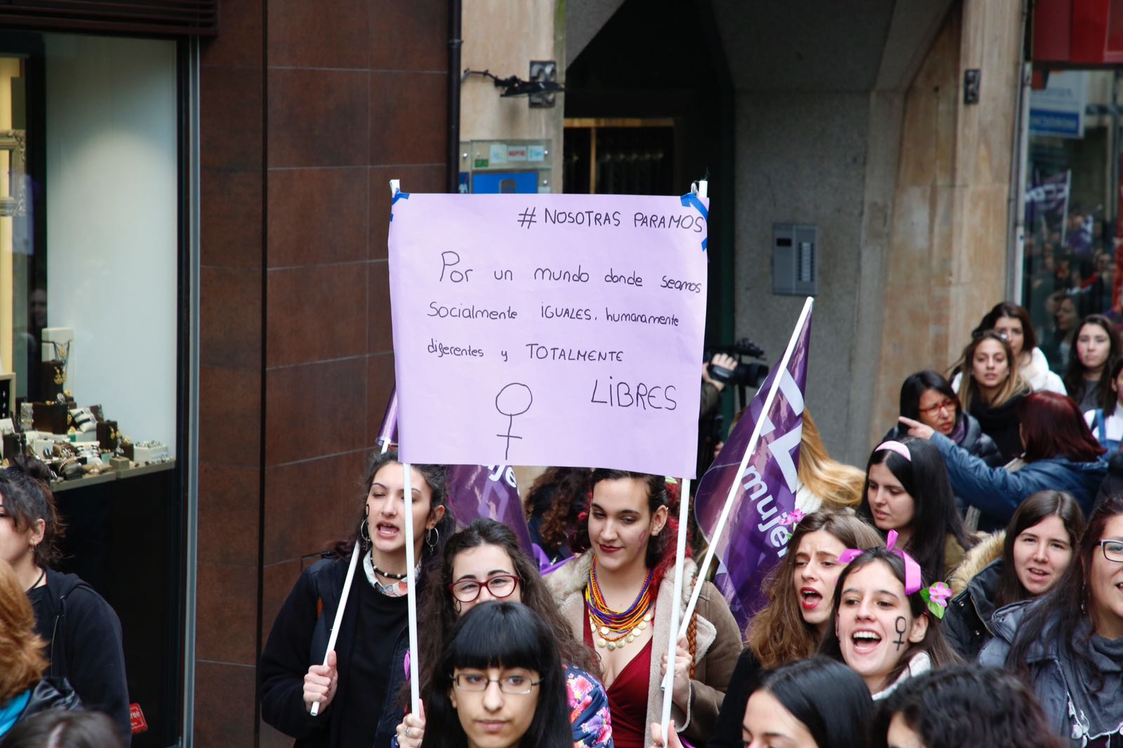 Unas 3.000 de personas se concentran en la Plaza Mayor convocadas por los sindicatos a la espera de la manifestación de las asociaciones feministas de esta tarde