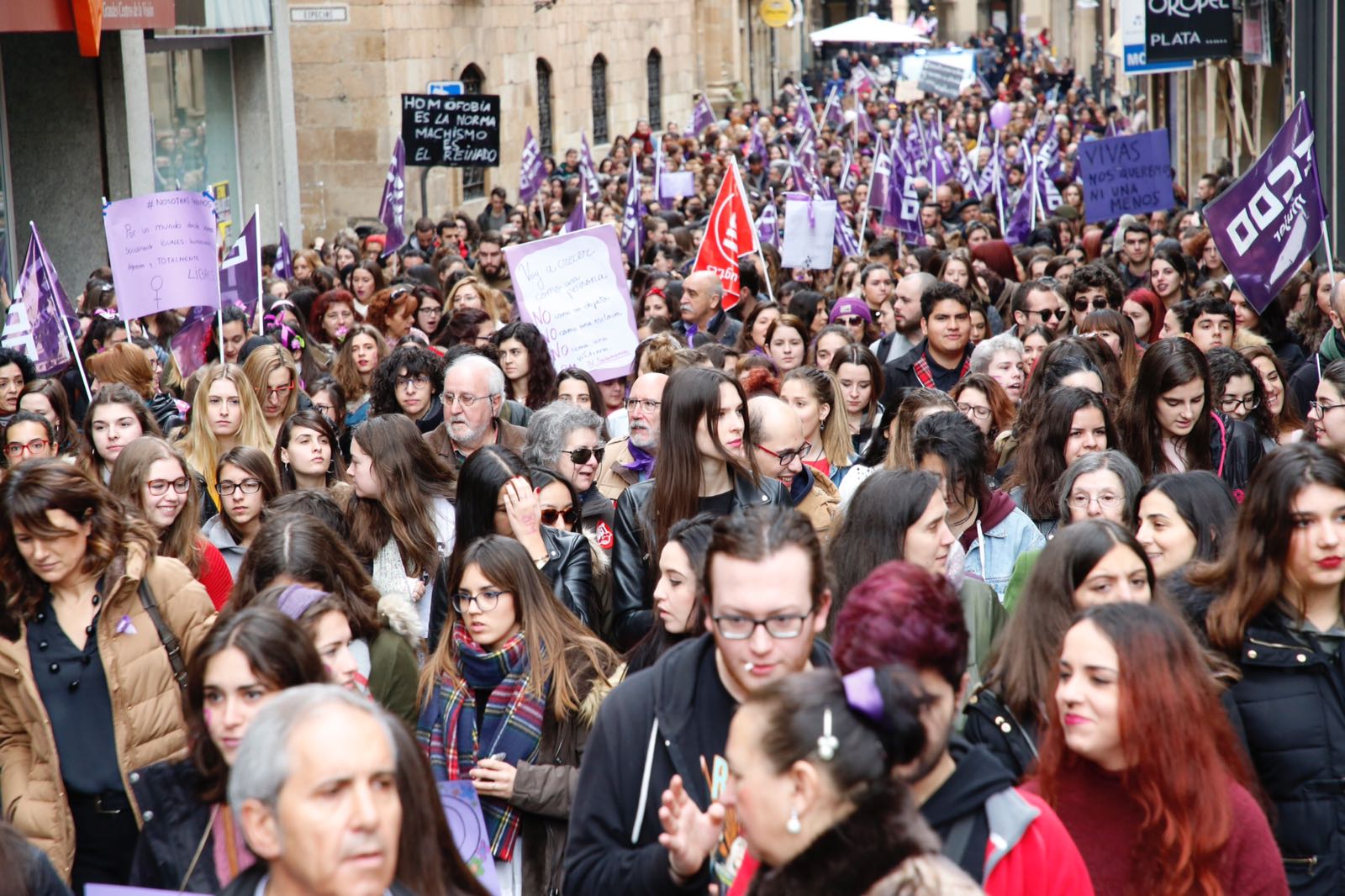 Unas 3.000 de personas se concentran en la Plaza Mayor convocadas por los sindicatos a la espera de la manifestación de las asociaciones feministas de esta tarde