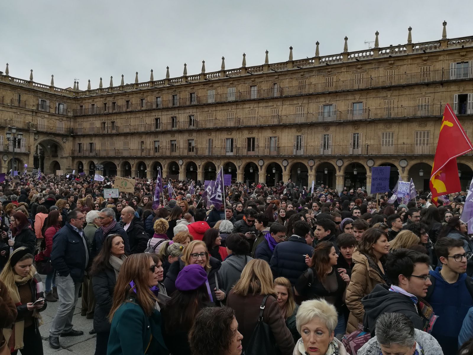 Unas 3.000 de personas se concentran en la Plaza Mayor convocadas por los sindicatos a la espera de la manifestación de las asociaciones feministas de esta tarde