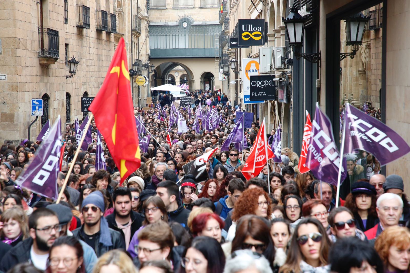 Unas 3.000 de personas se concentran en la Plaza Mayor convocadas por los sindicatos a la espera de la manifestación de las asociaciones feministas de esta tarde