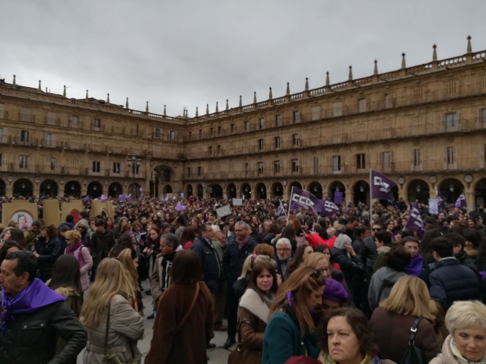 Unas 3.000 de personas se concentran en la Plaza Mayor convocadas por los sindicatos a la espera de la manifestación de las asociaciones feministas de esta tarde