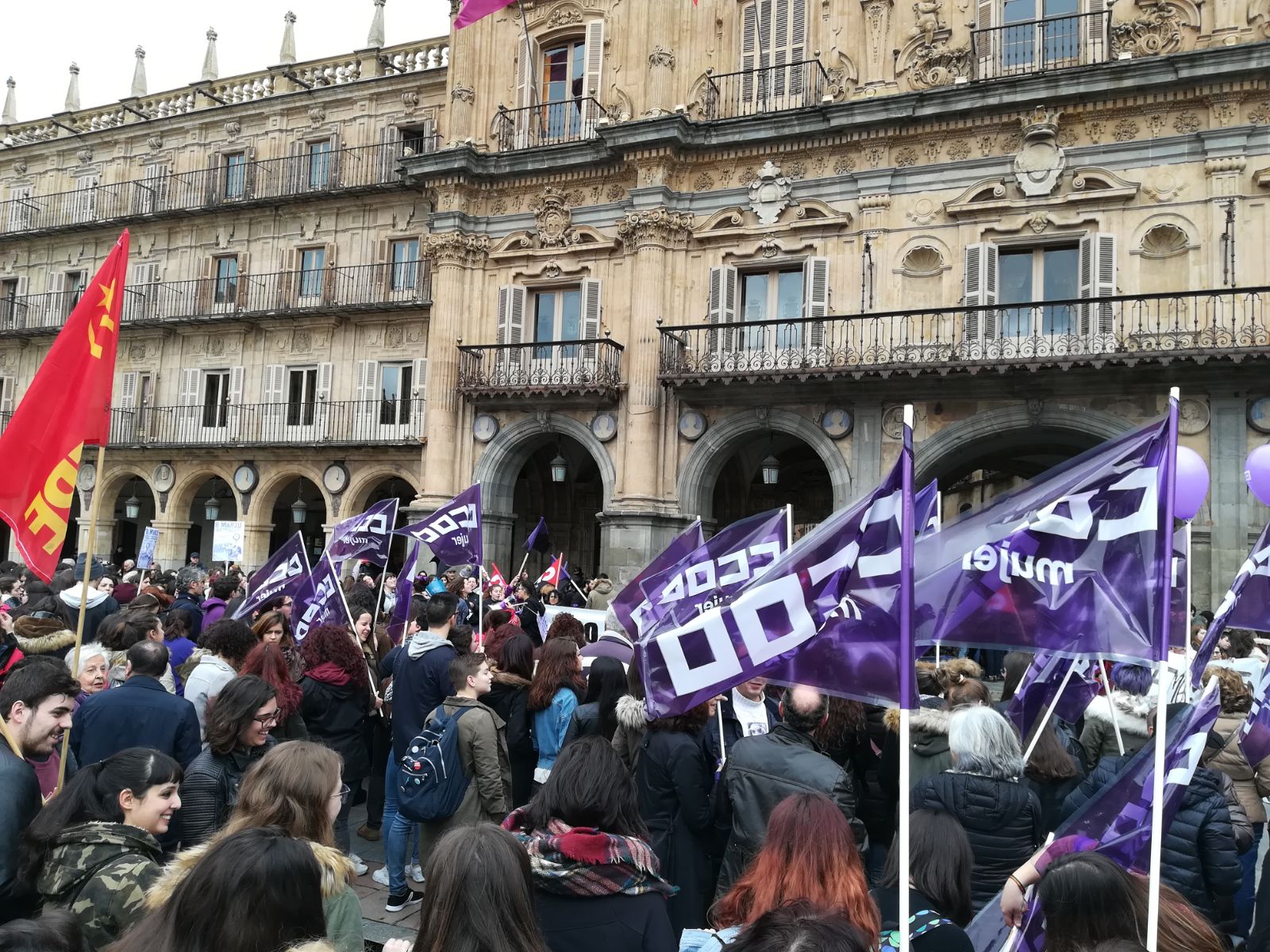 Unas 3.000 de personas se concentran en la Plaza Mayor convocadas por los sindicatos a la espera de la manifestación de las asociaciones feministas de esta tarde