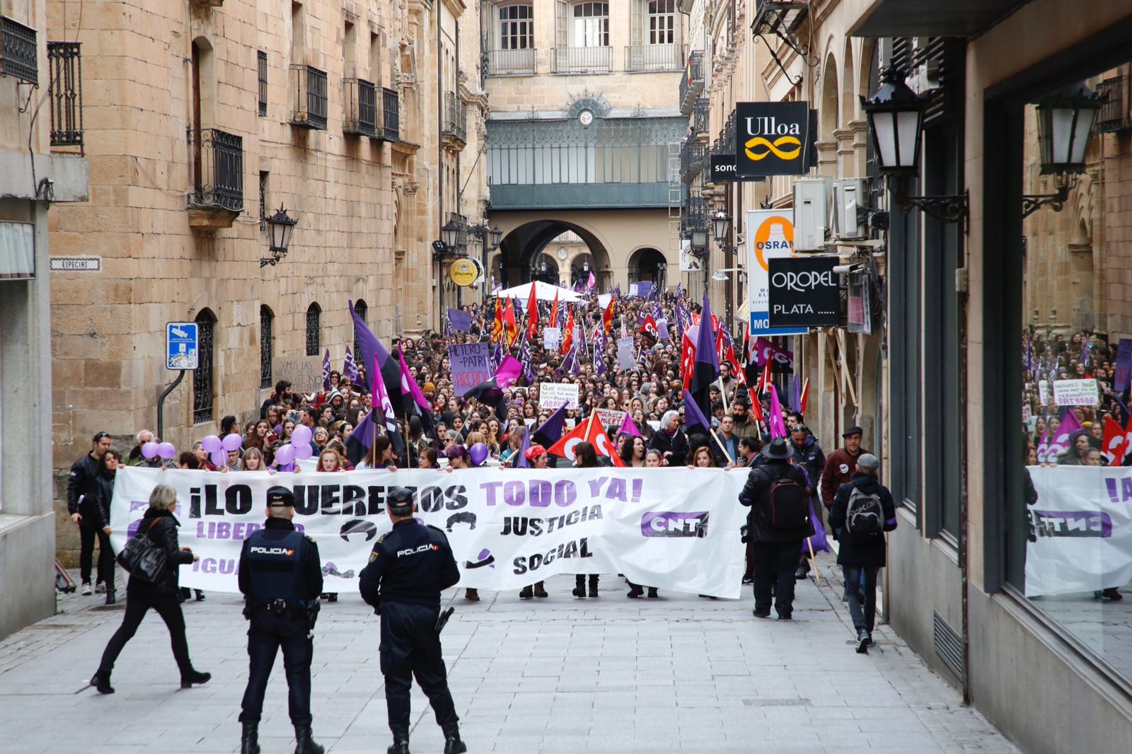 Unas 3.000 de personas se concentran en la Plaza Mayor convocadas por los sindicatos a la espera de la manifestación de las asociaciones feministas de esta tarde