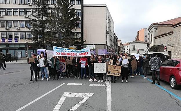 Imagen principal - Marcha sindical, banderas violeta y mesa informativa de la CNT
