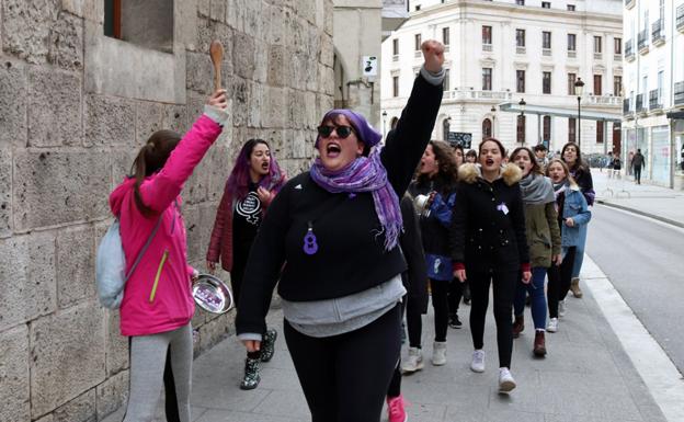 Imagen principal - Los colectivos feministas toman las calles desde primera hora con motivo del 8-M