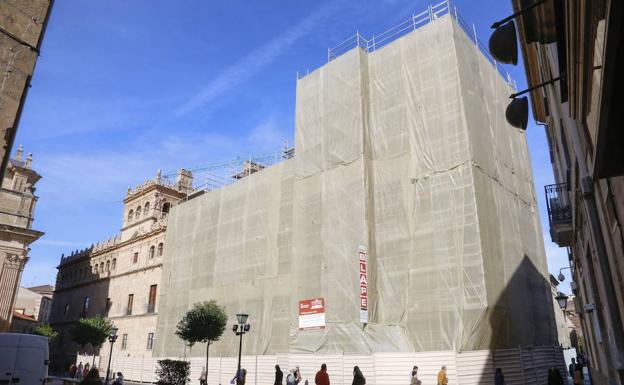 Imagen del proceso de restauración dde la fachada del palacio.