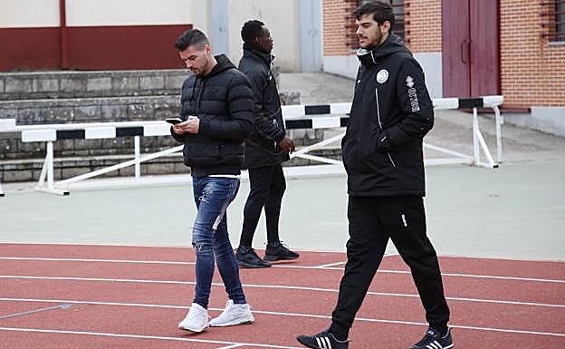 Carlos de la Nava, a la derecha junto a Razvan, antes de iniciarse el partido ante el Astorga. 