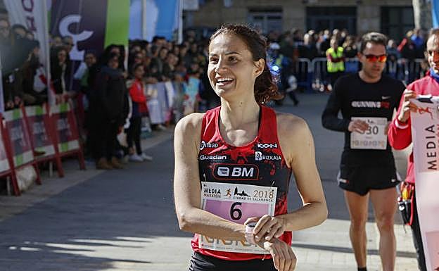 Gema Martín llega a meta como ganadora de la Media de Salamnaca el pasado domingo. 
