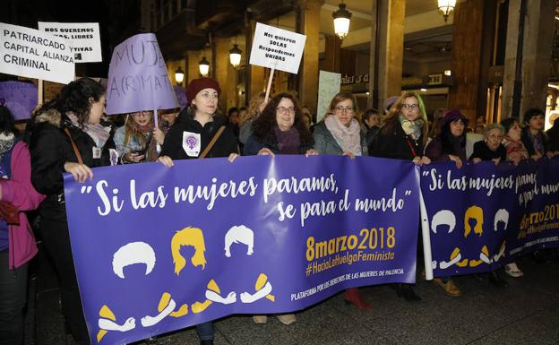 Mujeres, en la manifestación de esta noche en Palencia. 